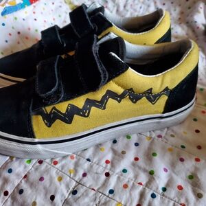 Vans X Peanuts Kids Sneakers Size 3.